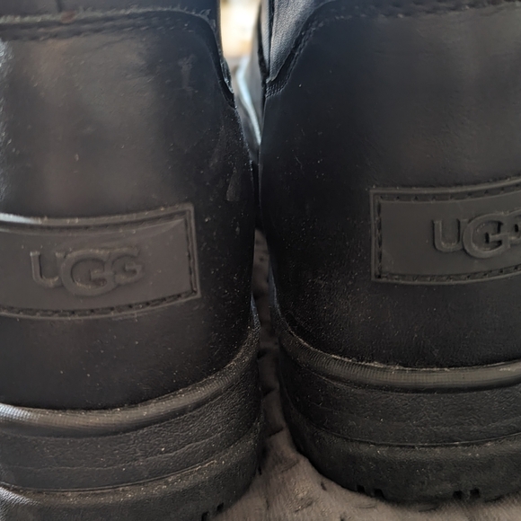 Uggs genuine leather waterproof black boot. - Picture 4 of 6